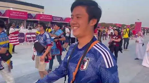 “战鼓擂响！赛前国歌嘹亮，国足首发11将同声高唱国歌”