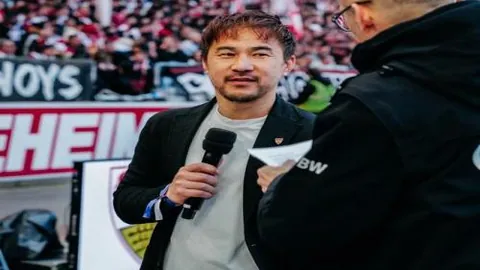 王楚钦新加坡公开赛男单晋级16强，央视新闻客户端实时报道